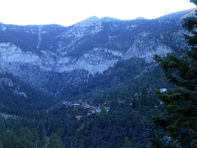 [Zoomed out view of mountains homes nesteld among trees to show where the tops of the mountains are in relation to the homes.]